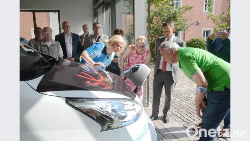 Wo muss das Ladekabel hin? Leo Dietrich (Vhs, von rechts), Bürgermeister Jens Meyer, Hildegard Ziegler (SPD) und Dagmar Nachtigall (CSU) wollen es genau wissen, wie´s funktioniert. Bild: Gabi Schönberger