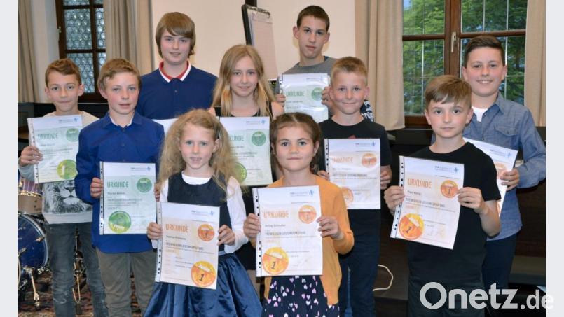 Diese Schüler bekamen eine Urkunde: hinten, von links Andreas Trißl (J2, Klavier), Lucas Dendorfer (J2, Keyboard), Mitte, von links Adrian Boccali (J2, Klavier), Florian Kellner (J2, Keyboard), Magdalena Zeitler (J2, Klavier), Florian Wildgans (J1, Schlagzeug), Benedikt Hoffmann (J1, Keyboard) sowie vorne, von links Sophia Pillmeier (J1, Blockflöte), Ailing Schindler (J1, Klavier) und Paul König (J1, Schlagzeug). Bild: zch