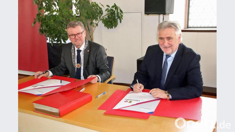 Bei einem Festakt in Sulzbach-Rosenberg am 13. April besiegelten Bürgermeister Rudi Bertram (rechts) und Bürgermeister Michael Göth die Städtepartnerschaft. Jetzt folgt eine ähnliche Zeremonie in Eschweiler. Bild: cog
