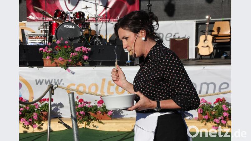 &quot;Die Kellnerin Anni&quot;, eine Paraderolle für Claudia Lohmann. Bild: kro