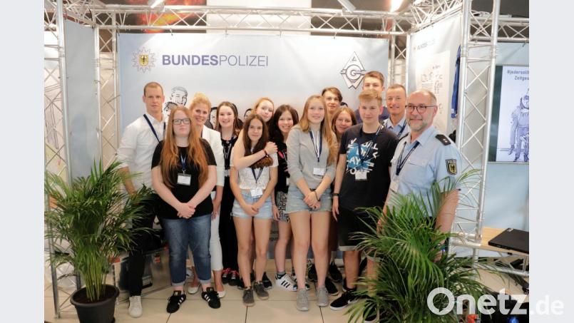 Gruppenbild der Schüler des Wahlunterrichts „Politik und Zeitgeschehen“, zusammen mit ihren Lehrkräften Felix Wabra und Marion Heimler (hintere Reihe, links) sowie Josef Prill (rechts) Bild: Bundespolizei Weiden
