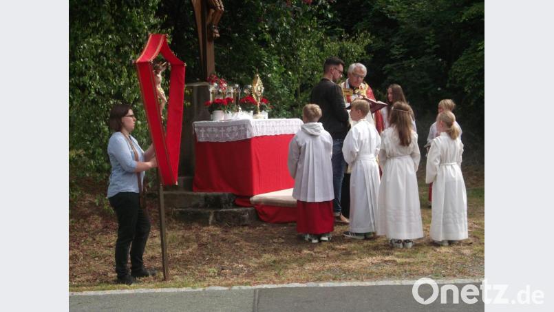 Pfarrer Manfred Wundlechner (hier in Ilsenbach an einem der vier Altäre), zelebriert die feierliche Flurprozession und das Pfingstamt in St. Quirin. Auch die Kommunionkinder begleiten die Prozession. Bild: trj