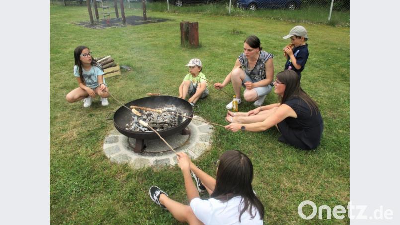Das Stockbrot wurde am Pfingstfeuer gebacken. Die Kolpingsfamilie hatte dazu eingeladen. Bild: rgr