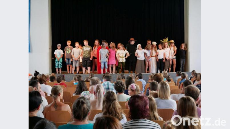 Die 4. Klasse bekommt Beifall für das Mini-Musical &quot;Der gestiefelte Kater&quot;. Bild: gz