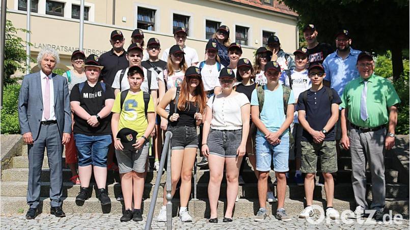 Nach dem Empfang im großen Sitzungssaal stellt sich die Schülergruppe zusammen mit Landrat Wolfgang Lippert (links), den Betreuungslehrern und Direktor Georg Hecht (rechts) zum Erinnerungsfoto auf. Der Landkreischef freute sich über diese gelungene Völkerverständigung. Bild: exb