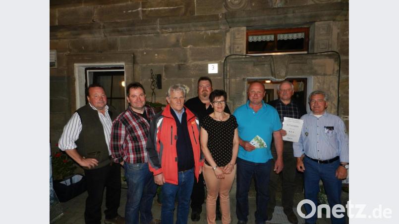 Hermann Lettner, Michael Eisend (Dritter und Zweiter von rechts) sowie Richard Grasser und Daniel Sendlbeck (Dritter und Vierter von links) sind die besten Teilnehmer am CSU-Preisschafkopf. Es gratulieren (von links) Ortsvorsitzender Peter Stickling und Bürgermeisterkandidat Alexander Goller, Irmi Bauer (Vierte von rechts) und Richard Hofmann (rechts). Bild: flk