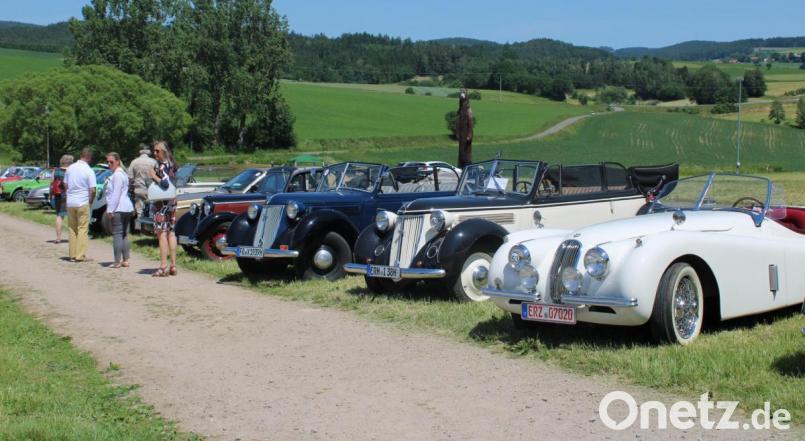 Zahlreiche Autos der Oldtimerfreunde Vohenstrauß legten am Pfingstsonntag bei ihrer Ausfahrt einen Zwischenstopp auf Schloss Guteneck ein. Bild: kar
