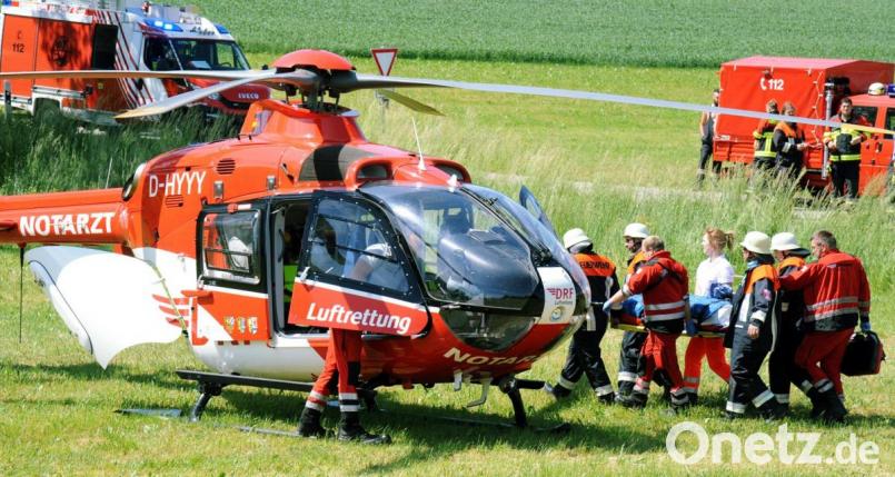 Im Rettungshubschrauber Christoph 80 wurde der verunglückte Motorradfahrer nach Amberg ins Klinikum St. Marien geflogen. Bild: gf