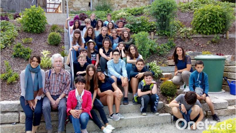 Die Schüler des College Henri de Navarre/ Lycee George Sand genießen den Garten des Taubnschusterhauses. Bild: hev