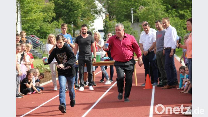 Spannend war der Staffellauf mit Schulteam gegen das Team der Ehrengäste, bei dem sich Letztere wacker schlugen - wie im Bild Bürgermeister Sepp Reindl - doch zum Schluss knapp verlor. Bild: ads