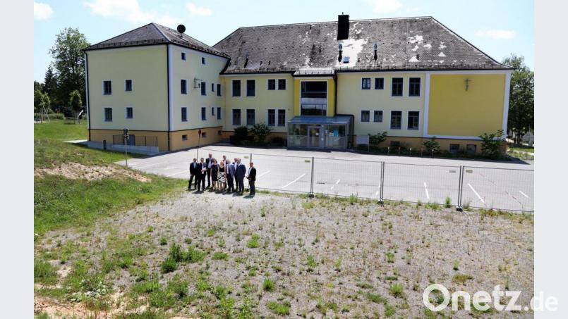 Direkt vor dem Mehrgenerationenhaus in Wackersdorf soll ein kommunal betriebenes Ärztehaus entstehen. Bild: Gerhard Götz