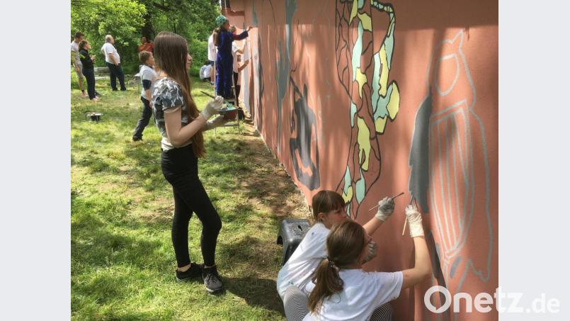 Die Mauer des historischen Pfarrhofs in Wurz kommt jetzt bunt daher. Kinder aus Tschechien, dem Landkreis Neustadt und der Stadt Weiden geben ihr ein neues Gesicht. Bild: exb
