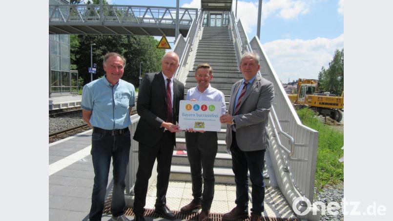 MdL Tobias Reiß übergab an den Leiter des Bahnhofmanagments Walter Reichenberger und Bürgermeister Werner Prucker das Signet, welches den Reuther Bahnhof als barrierefrei kennzeichnet. Links zweiter Bürgermeister Johann Neugirg. Bild: ang
