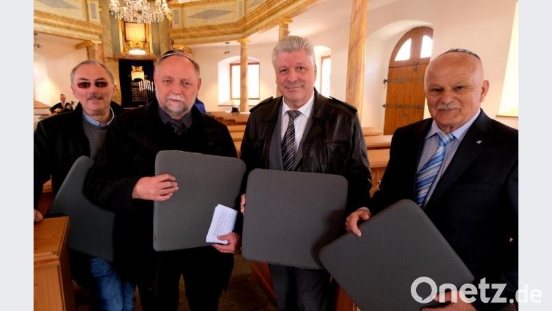 Werner Friedmann von der Jüdische Gemeinde Weiden, Pfarrer Alfons Forster, Vorsitzender der Gesellschaft für Christlich-Jüdische Zusammenarbeit Weiden, und Bürgermeister Günter Stich sowie Franz Häring, Schatzmeister der GCJZ, freuen sich über die nützliche Neuanschaffung. . Bild: le