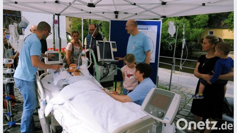 So sieht ein kompletter Intensivbehandlungsplatz aus. Dr. Andres Redel (links) und Dr. Stefan Schmid (Mitte) standen Rede und Antwort, welche Möglichkeiten die moderne Intensivmedizin bietet. Bild: gf