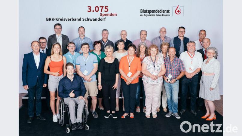 Der stellvertretende Vorsitzende des BRK-Kreisverbandes, Franz Schindler (links), zeichnete die langjährigen Blutspender aus. Bild: Guido Rehme