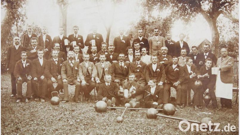 Der Turnverein Erbendorf im Jahr 1904 im Frühlingsgarten. Mit auf dem Bild Gründungsvorstand Musikmeister Adam Kapl (zweite Reihe siebter von links), Ehrenbürger Theodor Roll (erste Reihe sitzend vierter von links) und Benefiziat Franz Seraphim Lederer (sitzend erster von rechts ... mit dem Griff zum Maßkrug) Bild: njn
