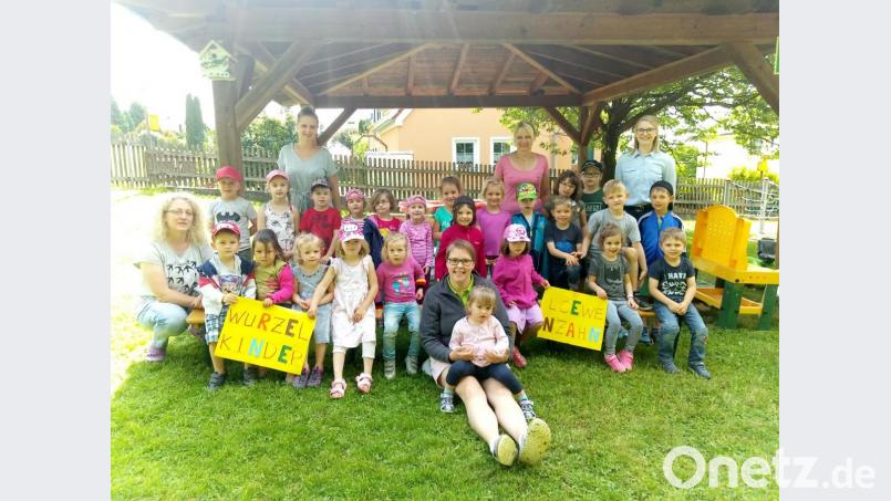 Die Kleinen des Kindergartens in Wurz lüften voller Stolz das Geheimnis um ihre neuen Gruppennamen. Bild: exb