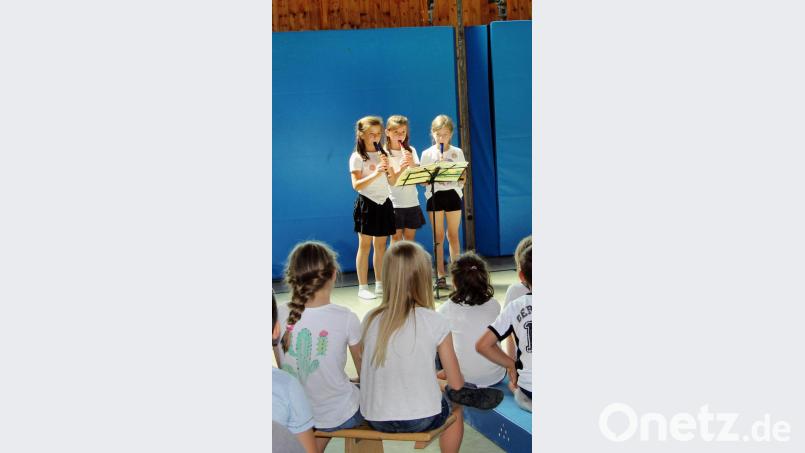 Neben Gesang, Chor und Tanz überraschten die instrumentalen Beiträge am Keyboard oder wie hier beim Flötenspiel. Bild: ds