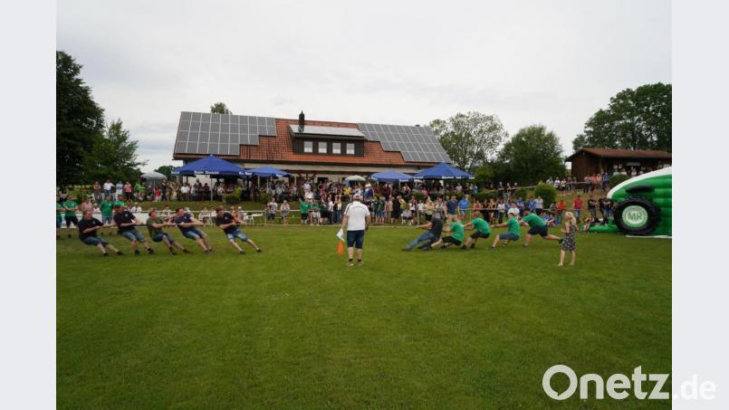 Sehr viele Gäste verfolgten den Seilzieh-Wettbewerb des TSV Neualbenreuth. Damit feierte der Verein sein 70-jähriges Bestehen. Bild: Sebastian Bötzl/exb