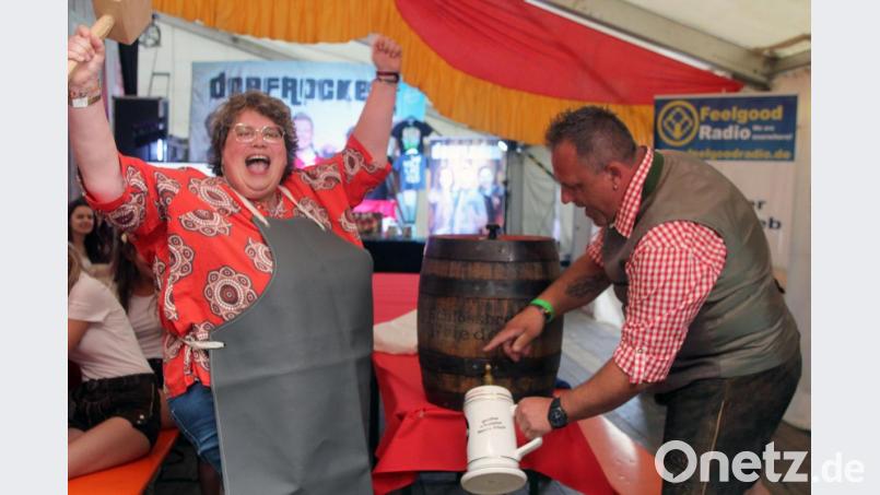 Genau drei Schläge brauchte Dritte Bürgermeisterin Susanne Bittner im Beisein von Festleiter Marcus Fritsch, ehe das erste Fass Festbier zum 150-jährigen Jubiläum der Freiwilligen Feuerwehr Wildenau angezapft war. Bild: lst