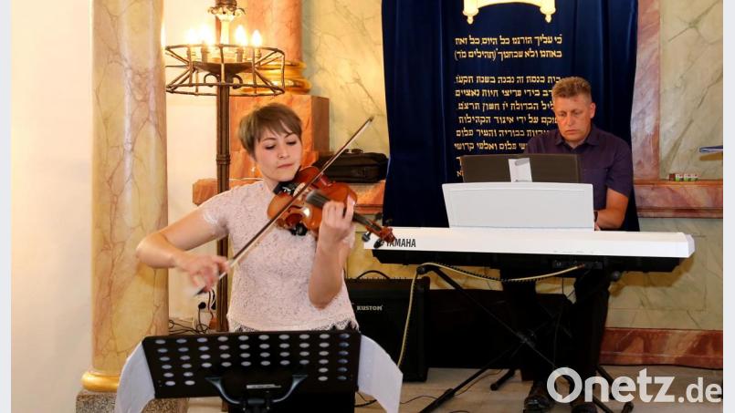 Das Duo „Traumklänge“ mit Ramona Hösl und Jürgen Mösch begeistert mit Geige, Klavier und Gesang. Bild: mef