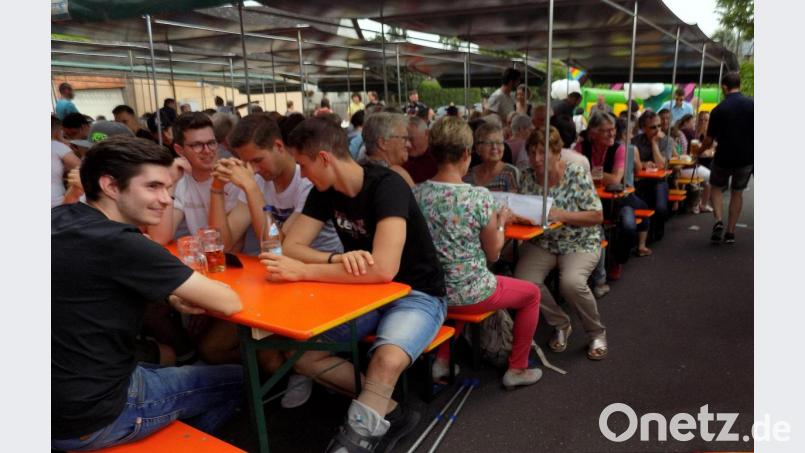 Halb Pirk gibt sich beim Tag der Feuerwehr die Ehre, vor allem aber: Auch die Jugend ist da. Bild: zer