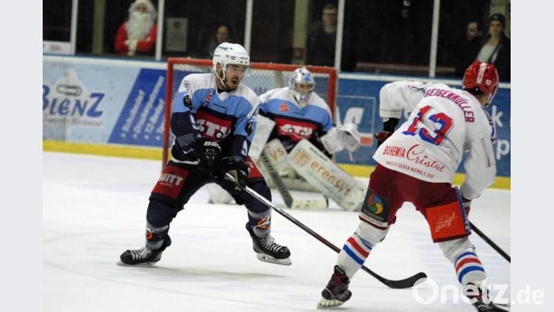 Mirko Schreyer (links) trägt auch in der kommenden Saison wieder das Trikot der Blue Devils. Der 23-jährige Verteidiger verlängerte seinen Vertrag in Weiden. Bild: Gebert