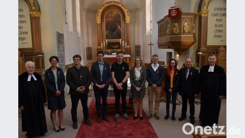In der Evangelischen Stadtkirche Vohenstrauß feierten 8 der insgesamt 11 Jubelkonfirmanden den Tag ihrer silbernen Konfirmation. Der damalige Stadtpfarrer Hermann Bock (links), der die jungen Christen konfirmierte, kam ebenfalls zu diesem denkwürdigen Tag. Stadtpfarrer Dieter Schinke (rechts) beglückwünschte die "Silbernen" ebenfalls. Bild: dob