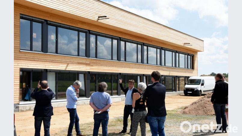 Nordseite: Die Büros sind an der kühleren Nord-West-Fassade angeordnet. Große Fensterflächen sorgen für lichtdurchflutete Räume, ein großer Dachüberstand für zusätzlichen Schatten. Bild: bgm