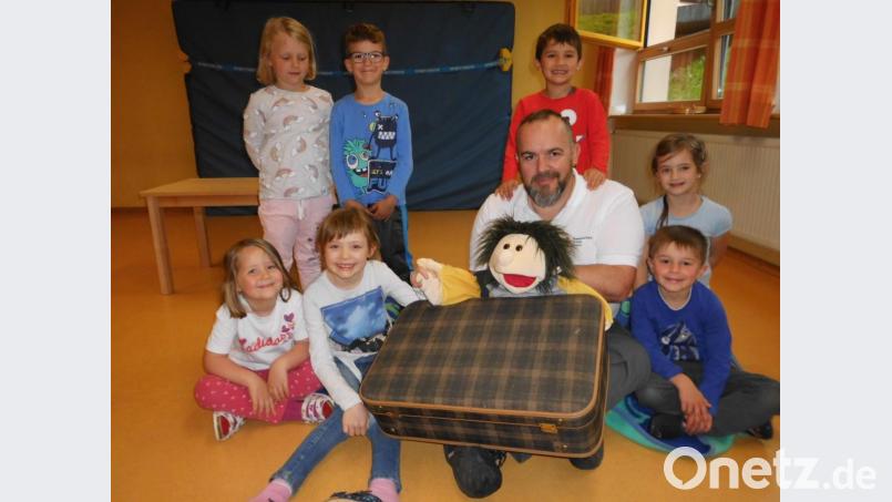 Jürgen Göppl zeigt den Kindern unter anderem die stabile Seitenlage. Bild: xs