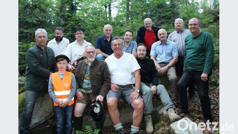 Viele Gäste und Vereine gratulierten dem Jubilar Engelbert Lautenschlager (vorne, Dritter von links) zum 75. Geburtstag. Bild: dl