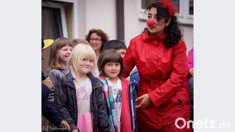 Oft sorgt ein Clown für Durcheinander. Rocco hat die Kinder aber auch im sanften Griff. Bild: Rieger/exb