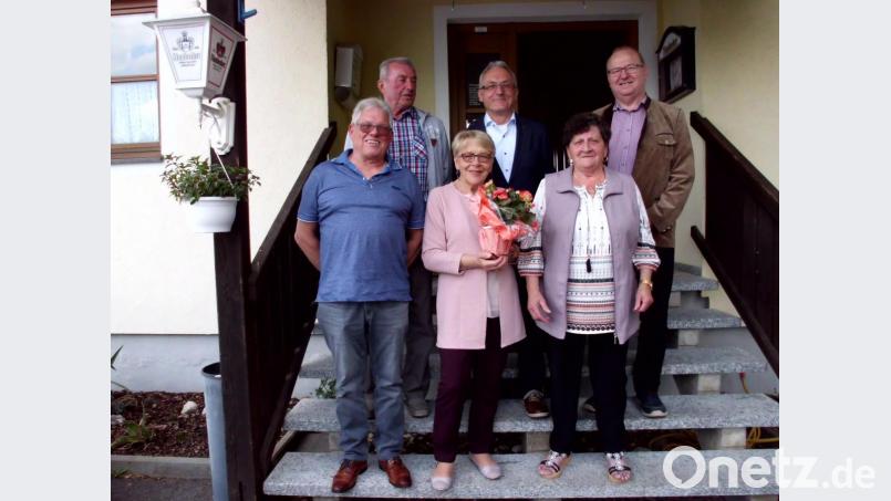Paul Schrinner (von links) und Karl Rubenbauer sind seit 20 Jahren beim VdK-Ortsverband dabei. Resi Lontke gehört dem Verband seit zehn Jahren an. Es gratulieren der stellvertretende Kreisvorsitzende Johann Ludwig, Vize-Bürgermeister Michael Götz und Vorsitzende Inge Krüger. Bild: hrr