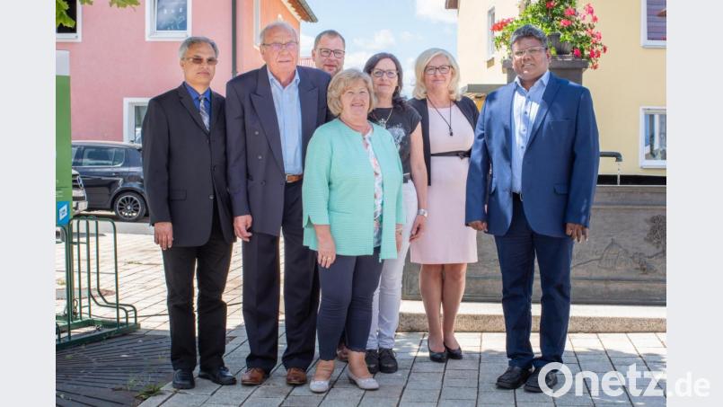 Rosa Zwack (vorne, in der Mitte) mit Ehemann Wilhelm Zwack (Zweiter von links). Auch die beiden katholischen Geistlichen Pfarrer Puthenchira (links) und Pfarrvikar Yesu (rechts) und die Kinder des Ehepaars, Dominik, Astrid und Birgit (hinten, von links), feierten zusammen mit ihrer Mutter den 70. Geburtstag. Bild: pml