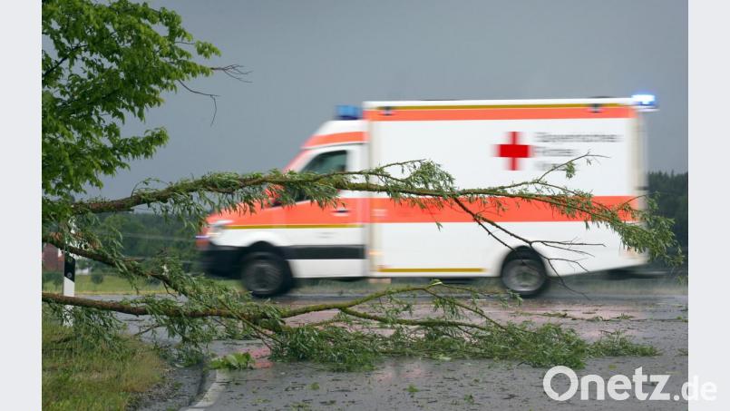 In Oberbayern sorgte das Unwetter auch für Sanitäter für Arbeit: Zwei leicht Verletzte gab es wegen des Hagels. Bild: Karl-Josef Hildenbrand/dpa