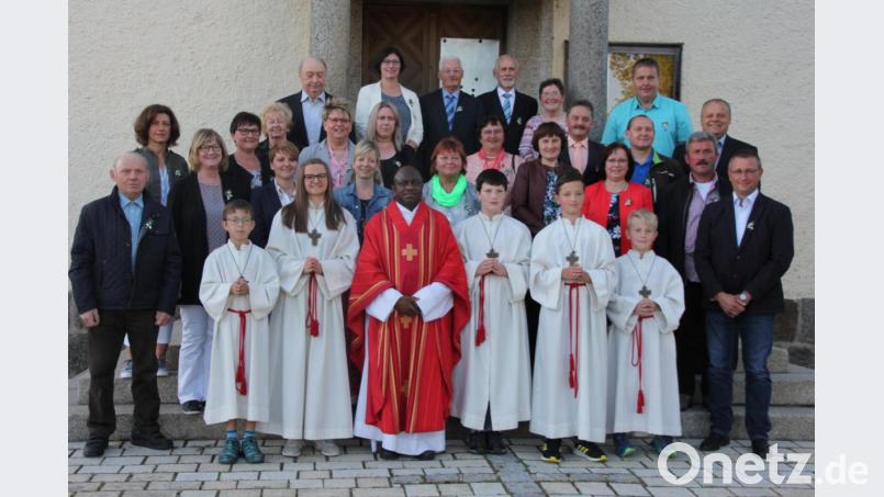 Die Großkonreuther Jubelkommunikanten mit Pfarrer Dr. Charles Ifemeje und den Ministranten. Bild: kro