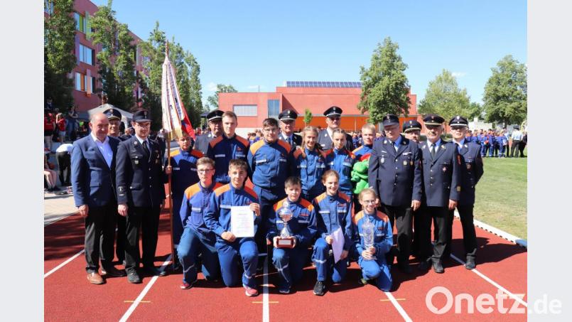 Beim Bezirkswettbewerb der Feuerwehrjugend schaffte das Team aus Tirschenreuth den 1. Platz. Im Bild die erfolgreichen Teilnehmer mit Jugendleiter Sebastian Wiedemann (Dritter von links), Trainer Frank Altenhofen (Vierter von rechts) sowie Schiedsrichtern und Wettbewerbsleitern. Bild: exb