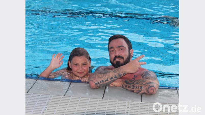 Bei angenehmen Luft- und Wassertemperaturen werden viele ihren Spaß beim Nachtschwimmen unter Flutlicht haben. Bild: sön