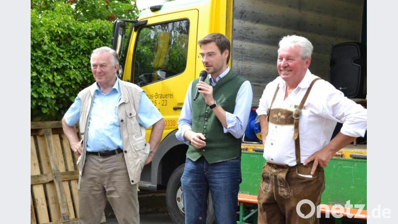 Die Vorsitzenden des CSU- Ortsverbands Weiden-Ost, Hans Forster (rechts) und Alois Lukas (links), im Gespräch mit Stephan Oetzinger. Bild: hcz
