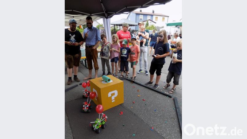 Jeder will ans Steuer, um mit dem Super-Mario-Carts die Luftballons der Gegner zum Platzen zu bringen. Bild: zer