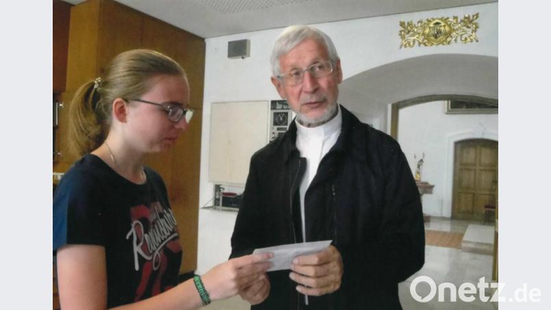 Lisa Hutzler von der OWV-Jugend übergab 450 Euro an Pater Klaus Kniffki. Das Geld ist für die Suppenküche in Moldawien gedacht. Weitere 450 Euro gingen an die Mallersdorfer Schwester für ihre Arbeit in Rumänien. Bild: Ingrid Leser
