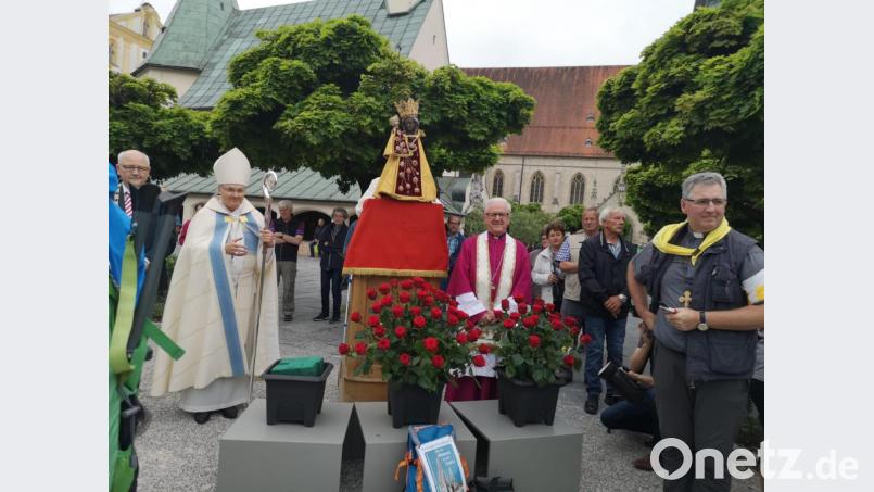 Bischof Rudolf Voderholzer, Geistlicher Beirat Hannes Lorenz sowie der Administrator der Gnadenkapelle präsentieren den vorbeiziehenden Pilgern die Schwarzen Madonna mit den „Jubiläumsrosen“ sowie den Büchern mit den Anliegen. Bild: hzi