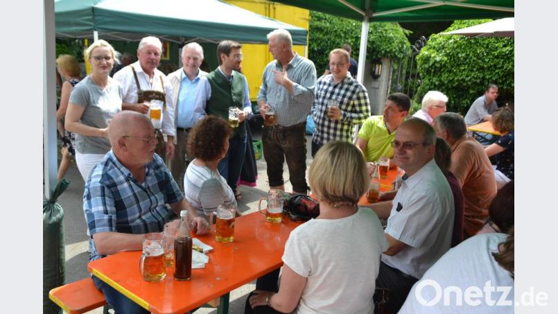 Die CSU- Stadträte aus dem Weidener Osten und Landtagsabgeordneter Stephan Oetzinger suchen das Gespräch nicht nur mit ihren Parteikollegen, sondern sogar mit stellvertretender SPD- Fraktionschefin Hildegard Ziegler (links). Bild: hcz