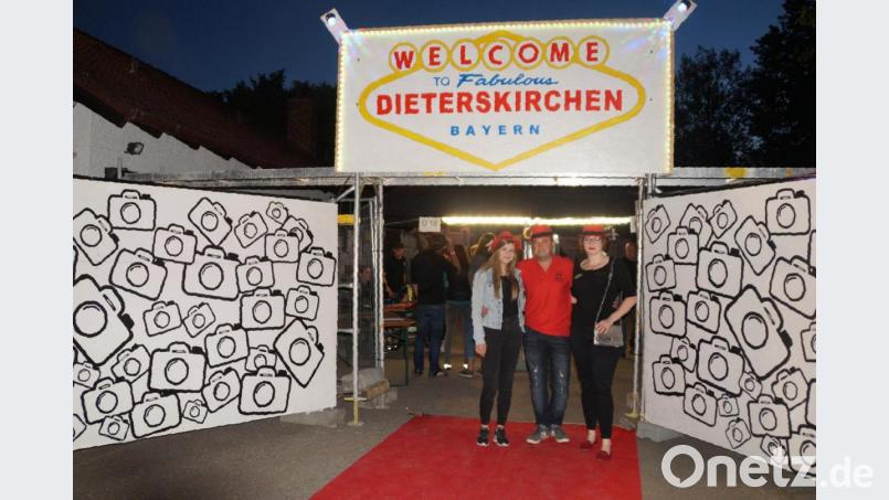 Roter Teppich und ein Fotogewitter erwarteten die Besucher der „Hängouwa-Party im &quot;fabolous Dieterskirchen“. Das neue Feierkonzept kam bei den Gästen bestens an. Bild: weu