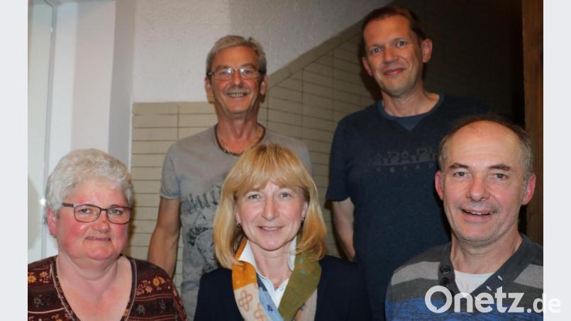 Die Führungsspitze des Kneipp-Vereins Edelsfeld bilden (vorne, von links) Karin Wolf, Heidi Hiltel, Siegfried Meidenbauer, (hinten, von links) Hans Renner und Christian Schmid. Bild: gru