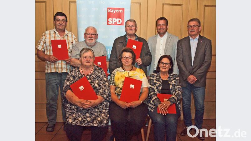 Riedens Ortsvorsitzender Georg Söldner (stehend von rechts) und SPD-Kreisvorsitzender Uwe Bergmann gratulieren den Jubilaren Leonhard Stiegler, Hubert Söllner, Josef Walz sowie Gabriele Matern, Evelin Teich und Anna Stiegler. Bild: sön