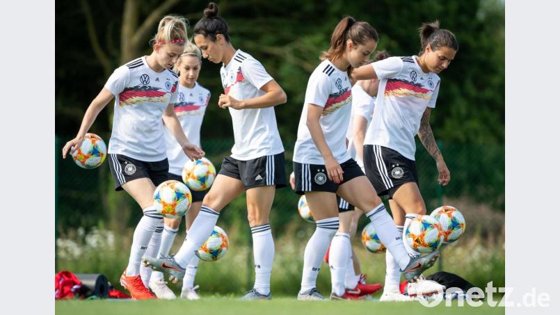 Die Spielerinnen (von links) Johanna Elsig, Sara Doorsoun, Sara Däbritz und Dzsenifer Marozsan in Aktion. Bild: Sebastian Gollnow/dpa