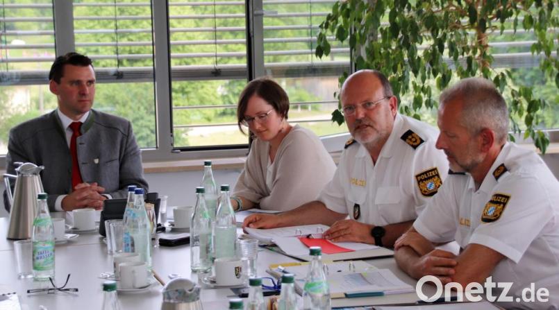 Landrat Thomas Ebeling und die Abteilungsleiterin für Sicherheit, Maria Zweck, empfingen den neuen Polizeipräsidenten Norbert Zink und seinen Stellvertreter Thomas Schöniger (von links) im Landratsamt zum Sicherheitsgespräch. Bild: Thomas Dobler