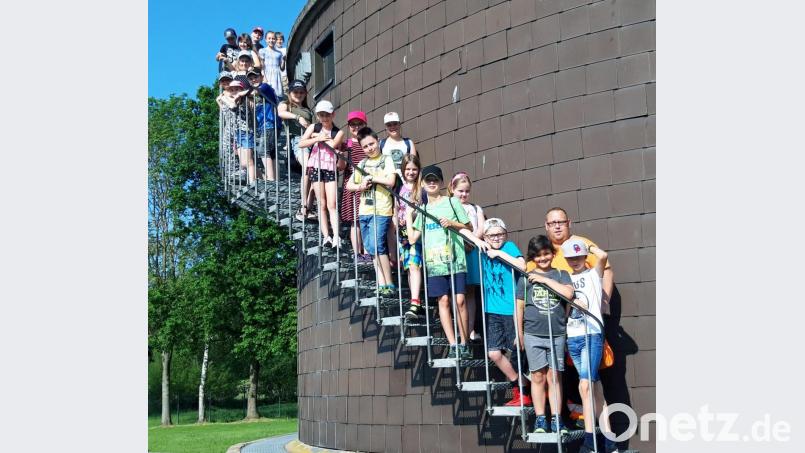 Die Schüler der Klassen 3/4 und 4 in der Kläranlage. Bild: ü